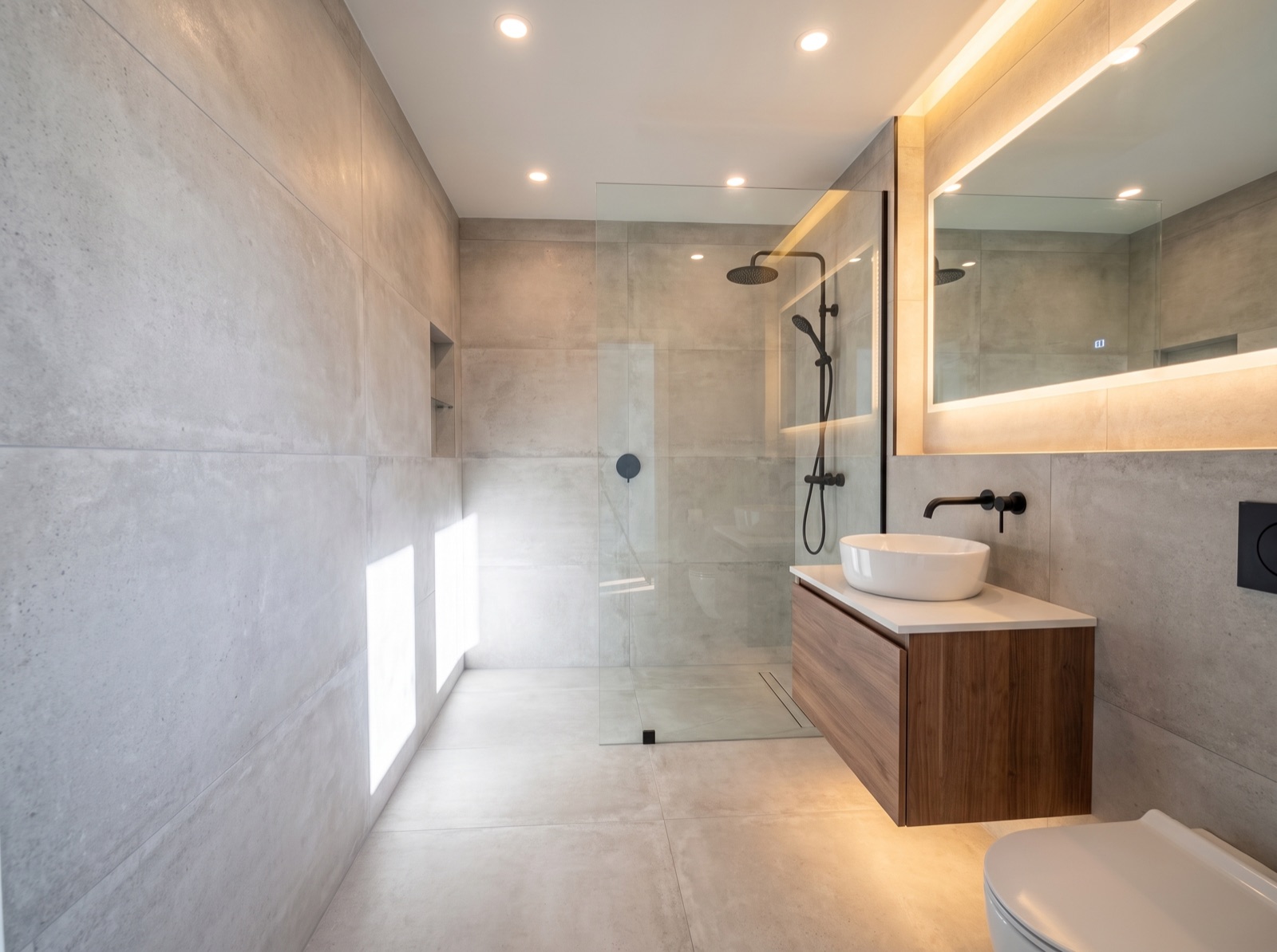 Saniertes Badezimmer mit neuer Dusche und moderner Ausstattung