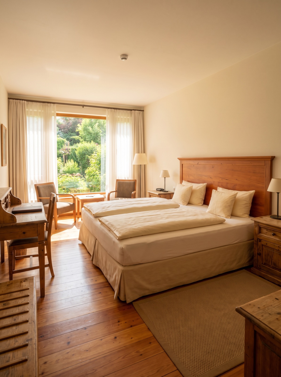 Doppelzimmer Komfort mit Blick in den Garten
